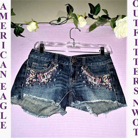 NEW WITHOUT TAGS AMERICAN EAGLE OUTFITTERS EMBROIDERED FLOWER SHORTS - Picture 1 of 9